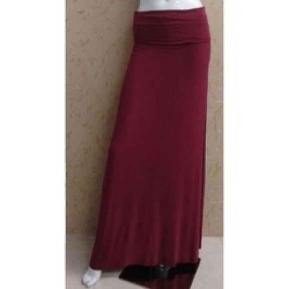 ❌ SOLD ❌ Maxi Skirt Stretchy in Burgundy - Picture 2 of 7
